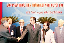 Tổng Bí thư Nông Đức Mạnh gặp gỡ các đại biểu dự Hội nghị ngoại giao lần thứ 26.